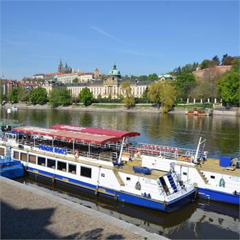Loď Porto na plavbě centrem Prahy