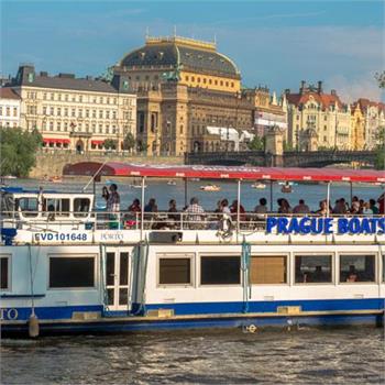 Loď Porto na plavbě centrem Prahy